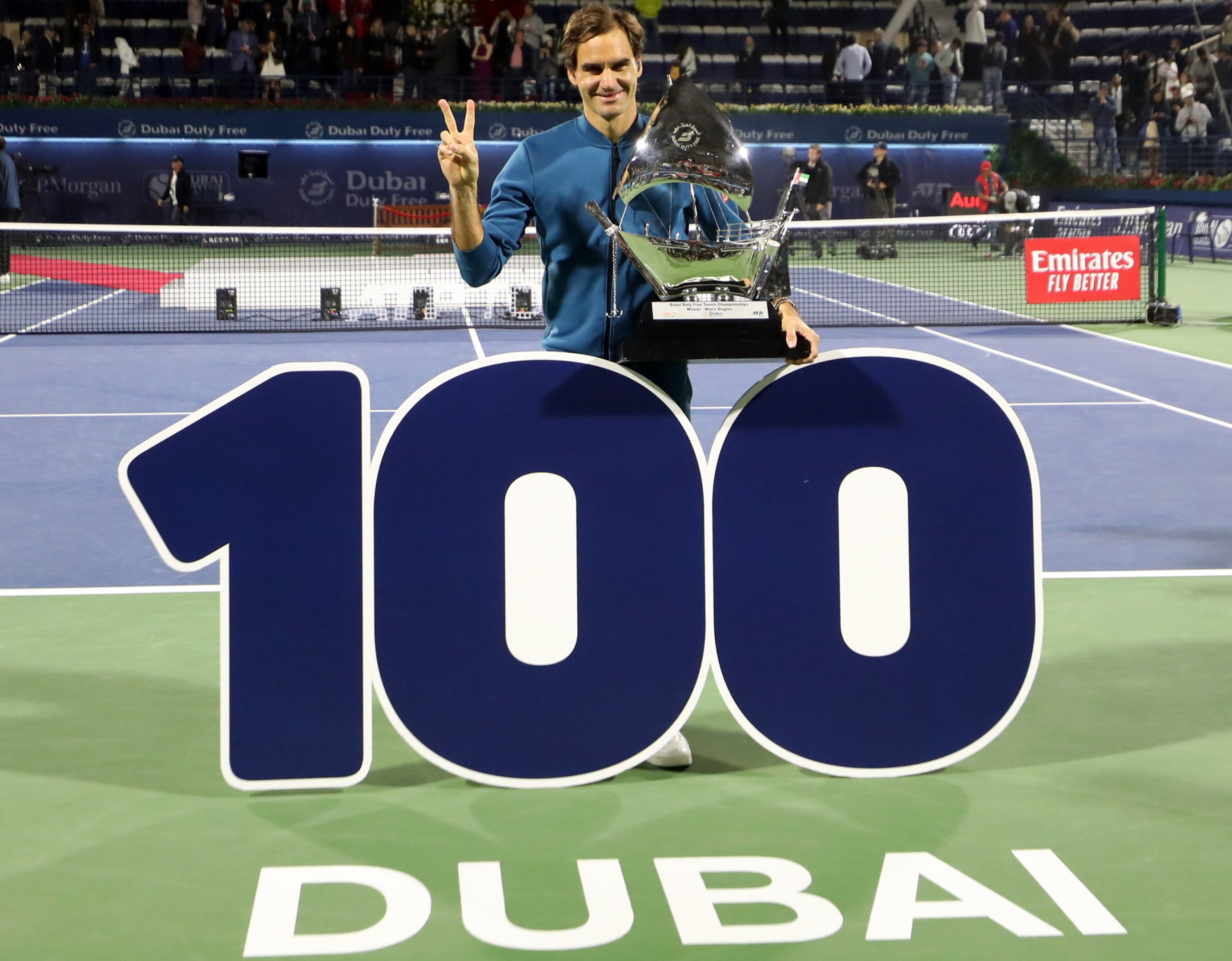 Tenista Roger Federer se detaca em partida de tênis em Dubai 