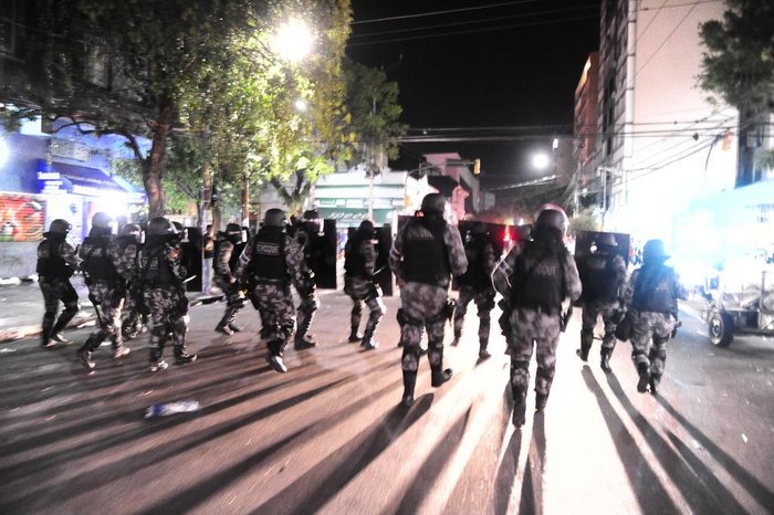 Pela segunda noite seguida, houve confronto na Cidade Baixa