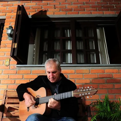  CAXIAS DO SUL, RS, BRASIL, 25/04/2017. Em sua casa em Ana Rech, o violonista caxiense Valdir Verona fala sobre o lançamento do álbum O Violeiro e o Poeta, em parceria com o poeta Juarez Machado de Farias. (Diogo Sallaberry/Agência RBS)