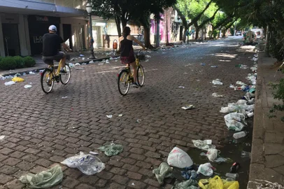  PORTO ALEGRE, RS, BRASIL, 05/03/2019- Sujeira na Cidade Baixa. (Foto: Tiago Boff / Agencia RBS)