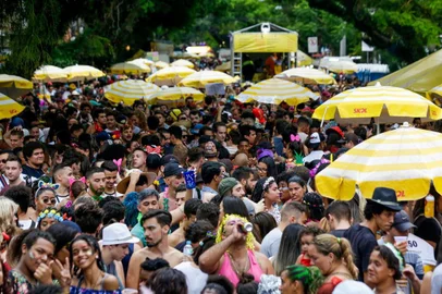  PORTO ALEGRE, RS - BRASIL - 05/03/2019 - Carnaval de rua na Cidade Baixa (OMAR FREITAS \ AGÊNCIA RBS)Indexador: Isadora Neumann