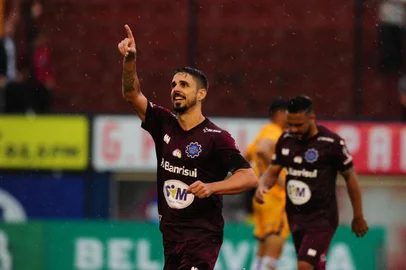 CAXIAS DO SUL, RS, BRASIL, 24/02/2019. Caxias x Pelotas, jogo válido pela oitava rodada da primeira fase do Campeonato Gaúcho (Gauchão 2019), e realizado no estádio Centenário. Comemorção do primeiro gol do Caxias marcado por Rafael Gava.  (Porthus Junior/Agência RBS)