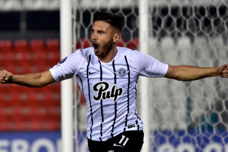 Paraguays Libertad Adrian Martinez celebrates after scoring against Chiles Universidad Catolica during their Copa Libertadores football match at the Defensores del Chaco stadium in Asuncion, on March 5, 2019. (Photo by Norberto DUARTE / AFP)