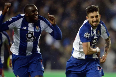  Portos Brazilian defender Alex Telles (R) celebrates a goal with  teammate Malian forward Moussa Marega during the UEFA Champions League round of 16 second leg football match between FC Porto and AS Roma at the Dragao stadium in Porto on March 6, 2019. (Photo by MIGUEL RIOPA / AFP)Editoria: SPOLocal: PortoIndexador: MIGUEL RIOPASecao: soccerFonte: AFPFotógrafo: STR
