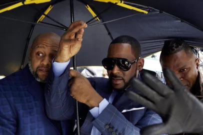 Music artist R. Kelly (C) arrives at the Circuit Court of Cook County, Domestic Relations Division on March 6, 2019 in Chicago, Illinois. - Kelly denied allegations he sexually abused women and girls in his first public comments since being indicted last month. I didnt do this stuff. This not me, Kelly told CBS This Morning, saying he was fighting for his life in an interview to air Wednesday. Excerpts were released Tuesday. (Photo by JOSHUA LOTT / AFP)