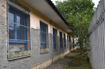 As obras na Escola de Educação Infantil Planalto Rio Branco, no bairro Charqueadas, iniciaram na quarta-feira (6), após a assinatura de ordem de início pelo prefeito Daniel Guerra. A melhoria iniciou em 2016, mas foi interrompida por conta da reformulação do projeto. Em vista disso, desde 2017, as atividades ocorrem  em um prédio da prefeitura no bairro Bom Pastor. 