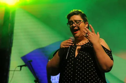  CAXIAS DO SUL, RS, BRASIL, 25/11/2017 - 10ª Edição do Mississippi Delta Blues Festival ocorre nos dias 23, 24 e 25 de Novembro, na Estação Férrea, em Caxia do Sul. NA FOTO: Fran Duarte cantando o hino nacional, no palco Mojo Hand Stage. (Marcelo Casagrande/Agência RBS)