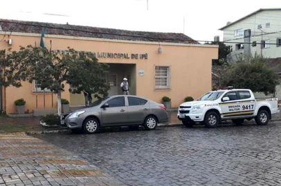 Ministério Público cumpre 10 mandados de busca e apreensão para apurar irregularidades na prefeitura de Ipê.