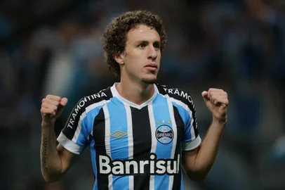 PORTO ALEGRE, RS, BRASIL - 11-07-2015 - PORTO ALEGRE, RS, BRASIL - 11-07-2015 - Com autoridade, o Grêmio venceu o Vasco por 2 a 0 na Arena e se firmou de vez npa ponta da tabela do Brasileirão. Com um gol contra de Anderson Salles e outro de Pedro Rocha, o time de Roger Machado ganhou fôlego na luta pelo G-4 e atingiu os 26 pontos na tabela. Lateral Galhardo (FOTO: DIEGO VARA/AGÊNCIA RBS)