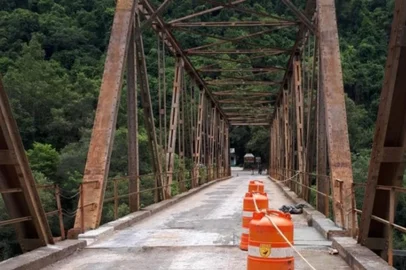 Após mais de um mês de obras, o tráfego sobre a ponte que cruza o Rio das Antas, na divisa entre Nova Roma do Sul e Farroupilha, na ERS-448, será restabelecido completamente nesta sexta-feira (8). Em janeiro, moradores relataram as péssimas condições no asfalto do trecho com pedaços soltos de pavimento e rachaduras. As melhorias iniciaram no dia 29 de janeiro. 
