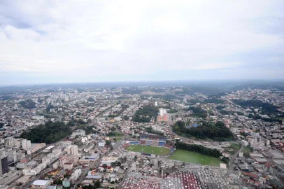 CAXIAS DO SUL, RS, BRASIL (06/03/2019)Um helicóptero realiza, a partir dos Pavilhões, voos panorâmicos sobre o Parque de Eventos. A empresa Tri táxi Aéreo também oferece a possiblidade de visitar vinícolas da região como a vinícola Luiz Argenta e conehcer um pouco mais sobre a produção de vinho na Serra. (Antonio Valiente/Agência RBS)
