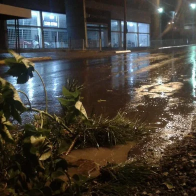 Buraco causa transtornos na Perimetral Oeste, em Caxias.