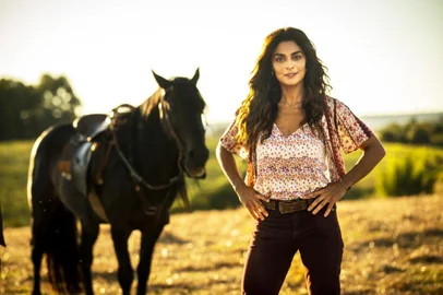  ***Clique exclusivo de Sinal Aberto, Flávia Requião, Maria da Paz (Juliana Paes) em A Dona do Pedação. **Foto em Esperança do Sul.**