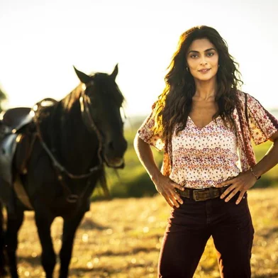  ***Clique exclusivo de Sinal Aberto, Flávia Requião, Maria da Paz (Juliana Paes) em A Dona do Pedação. **Foto em Esperança do Sul.**