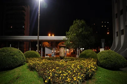  CAXIAS DO SUL, RS, BRASIL (04/03/2019)Prefeitura de Caxias do Sul substituirá luminárias com lâmpadas de vapor de sódio por luminárias de LED. Na foto, luminárias instaladas no pátio em frente ao Centro Administrativo. (Antonio Valiente/Agência RBS)