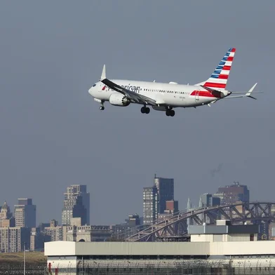 Boeing 737 MAX 8 Planes Face Renewed Scrutiny After Second Crash In 5 MonthsNEW YORK, NY - MARCH 11: An American Airlines Boeing 737 Max 8, on a flight from Miami to New York City, comes in for landing at LaGuardia Airport on Monday morning, March 11, 2019 in the Queens borough of New York City. Boeing's stock dropped more than 12 percent at the open on Monday, a day after a second deadly crash involving the Boeing 737 Max 8, the newest version of its most popular jetliner.  Drew Angerer/Getty Images/AFPEditoria: HUMLocal: New YorkIndexador: Drew AngererSecao: TransportFonte: GETTY IMAGES NORTH AMERICAFotógrafo: STF