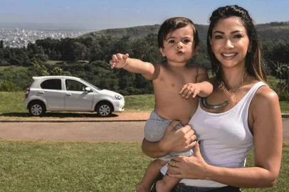 Cris Silva e o filho Mateus sobre a exposição da Fundação Thiago de Moraes Gonzaga. **Exclusivo Sinal Aberto