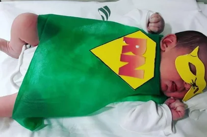 Bebês vestidos de super-heróis. Ação do Hospital Maternidade de Jaraguá do Sul para incentivar doação de leite materno
