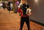 Brie Larson ajuda a servir pipoca em sessão do filme "Capitã Marvel" nos Estados Unidos