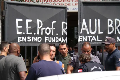 Adolescentes atiram dentro de escola em Suzano e matam 6 pessoas.SUZANO,SP,13.03.2019:TIROS-ESCOLA-MORTOS-SUZANO - Adolescentes atiram dentro da Escola Estadual Raul Brasil, de Suzano (SP), e matam 6 pessoas, na manhã desta quarta-feira (13). Os adolescentes cometeram suicídio em seguida. Cinco das vítimas eram estudantes, outra era funcionário da escola. . (Foto: Mauricio Sumiya/Futura Press/Folhapress)