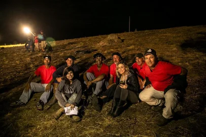 Foto exclusiva da coluna Sinal Aberto, Flávia Requião. A diretora artística Amora Mautner atracada no chimarrão em Jaguarão. ***exclusiva, Sinal Aberto