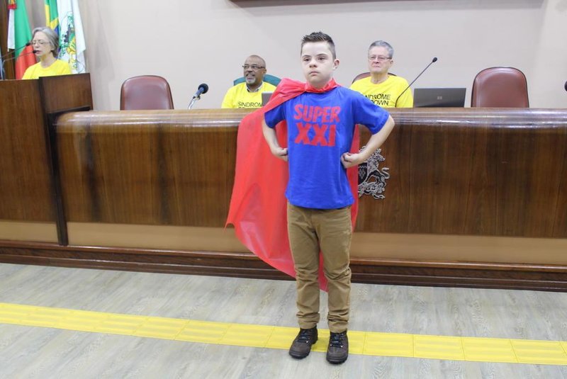 Super XXI, mascote da Caomunidade Down de Caxias do Sul. Foi apresentado na sessão da Câmara de Vereadores desta quarta-feira (13). 