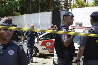  Tiroteio na Escola Raul Brasil deixou mortos e feridos em Suzano (SP)Tiroteio na Escola Estadual Professor Raul Brasil, em Suzano, a 57 quilômetros de São Paulo, deixou mortos e feridos. Segundo a Polícia Militar, dois jovens armados e encapuzados invadiram o colégio e disparam contra os alunos.Rovena Rosa/Agência Brasil