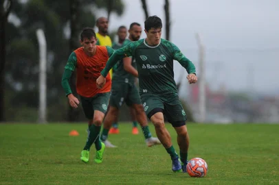  CAXIAS DO SUL, RS, BRASIL, 05/03/2019. Treino do Juventude no CT. O Ju se prepara para enfrentar o Caxias no clássico Ca-Ju, no próximo domingo. A partida é válida pelo Campeonato Gaúcho 2019. Na foto, zagueiro Victor Sallinas (D). (Porthus Junior/Agência RBS)Indexador: Felipe Nyland                   