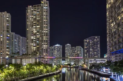 A view of the Miami River. MIAMI, Fla. Ñ BC-TRAVEL-TIMES-36-MIAMI-ART-NYTSF Ñ A view of the Miami River. These days tourists can find plenty to see and do beyond South Beach. There was a time when it wasnÕt unusual to hear visitors use South Beach as shorthand for the entire Miami metropolitan area. The confusion was understandable Ñ for those weekend warriors there was little reason to venture beyond the city of Miami BeachÕs telegenic, Art Deco-emblazoned, southernmost tip. No more. South BeachÕs famously louche night life has fanned out across Biscayne Bay and onto the mainland, along with cutting-edge art galleries, top-notch restaurants and funky but chic boutiques. (CREDIT: Scott Baker/The New York Times)--ONLY FOR USE WITH ARTICLE SLUGGED -- BC-TRAVEL-TIMES-36-MIAMI-ART-NYTSF -- OTHER USE PROHIBITED.Editoria: TRALocal: MiamiIndexador: Scott BakerFonte: NYTNSFotógrafo: STR