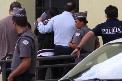SUZANO, SP, 15.03.2019 - MASSACRE-SUZANO-APREENSÃO-ADOLESCENTE - Adolescente de 17 anos, que teria participado do planejamento do massacre da escola de Suzano (SP), chega ao FÃ³rum da cidade, na manhÃ£ desta sexta-feira (15). De acordo com a polÃ­cia, ele tambÃ©m Ã© ex-aluno da Escola Estadual Raul Brasil, e foi colega de classe de um dos assassinos. Uma vez no FÃ³rum, o menor serÃ¡ ouvido num primeiro momento pelo promotor da Vara da InfÃ¢ncia e Juventude. Em seguida, vai para a sala de audiÃªncia de apresentaÃ§Ã£o (nÃ£o Ã© de custÃ³dia). (Foto: Mauricio Sumiya/Futura Press/Folhapress) 