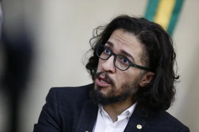 PORTO ALEGRE-RS-BRASIL- 28/03/2017- A vinda do deputado federal Jean Wyllys ao Estado para receber a medalha do Mérito Farroupilha na Assembleia está gerando polêmica na Casa. O parlamentar do PSOL-RJ participará de um debate sobre os direitos humanos no Legislativo gaúcho. FOTO CAMILA DOMINGUES/ZERO HORA