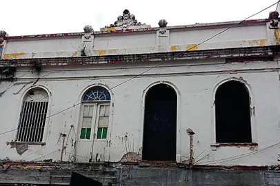 Edificação de dois pavimentos na Avenida Júlio de Castilhos, em Caxias do Sul, antes de passar por processo de restauração. Casa foi residência da família de Emílio Parolini Pezzi.