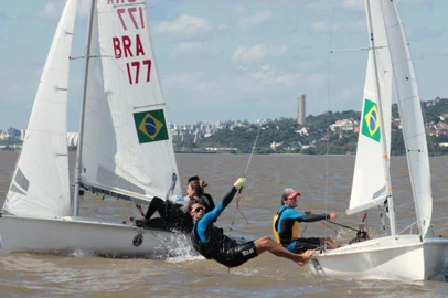 A dupla Ricardo Paranhos e Rodolfo Streibel venceu o Campeonato Sul-americano da classe 470 que encerrou nesse domingo em Porto Alegre. Eles ganharam quatro das 10 regatas realizadas de quinta à domingo no Clube dos Jangadeiros. 