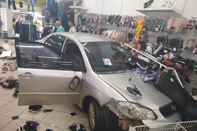 Carro invade loja e atropela cliente no norte do RS