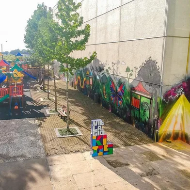 Muro do Villagio Kids, no Iguatemi Caxias, recebe ilustrações de Fábio Panone 