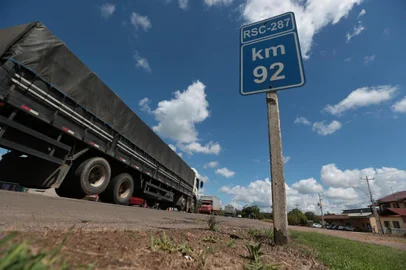  SANTA CRUZ DO SUL- RS- BRASIL- 19/03/2019-  A estrada RSC 287  que será  concedida pelo governo do Estado à iniciativa privada. A rodovia mais que passa por municípios como Santa Cruz do Sul e Venâncio Aires. Empreiteira faz consertos no asfalto  entre os  KM  91  e 93 causando engarrafamentos na rodovia.   FOTO FERNANDO GOMES/ ZERO HORA.