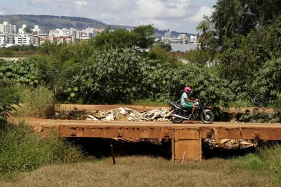  PORTO ALEGRE, RS, BRASIL, 19-03-2019: Avenida Severo Dullius. Obras não concluídas da Copa de 2014. (Foto: Mateus Bruxel / Agência RBS)