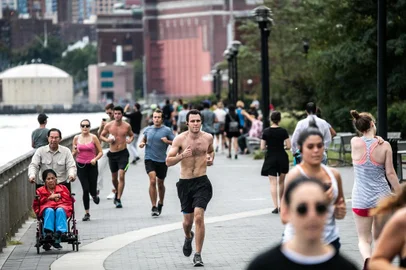 Runners at East River Park in New York.FILE -- Runners at East River Park in New York, Sept. 22, 2018. Exercise can lower blood pressure and reduce visceral body fat at least as effectively as many common prescription drugs, two new reviews report. (Jeenah Moon/The New York Times)Editoria: ALocal: NEW YORKIndexador: JEENAH MOONFonte: NYTNSFotógrafo: STR