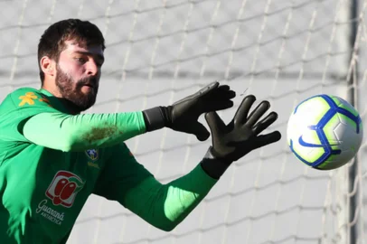 Goleiro Alisson, do Liverpool, treina com a Seleção Brasileira no CT do Porto
