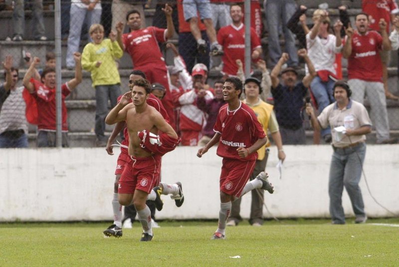 Wellington (E), Rafael Sobis (C) e Cleiton Xavier comemorando o gol de Rafael Juventude 2 x 3 Inter, válido pelo Campeonato Gaúcho 2004.NÃO PUBLICADA Fonte: Agência RBS