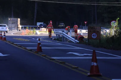  CAXIAS DO SUL, RS, BRASIL, 21/03/2019 - Sem previsão de retomada das obras no trevo de acesso a Fazenda Souza, DAER instala tachões e faixas para redução de velocidade. Objetivo é reduzir acidentes no local. (Marcelo Casagrande/Agência RBS)