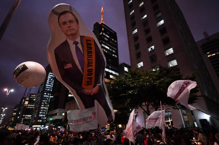 Em São Paulo, manifestantes levaram um boneco inflável de Bolsonaro com a faixa "Laranjal do PSL"