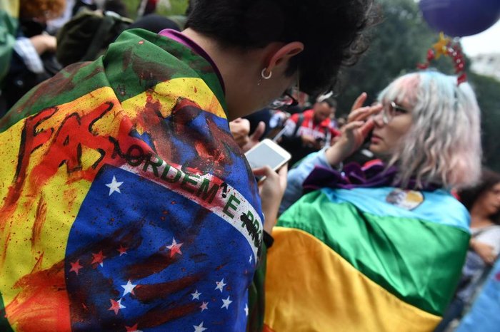 Manifestantes também se vestiram com bandeiras do Brasil cobertas de vermelho