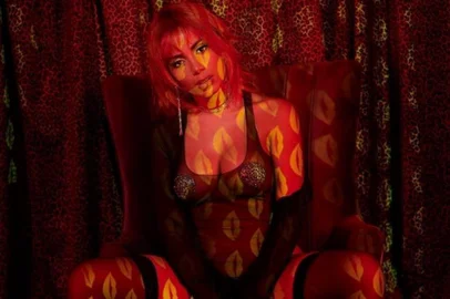 kisses Anitta