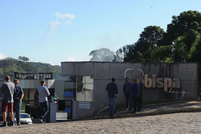  BENTO GONÇALVES, RS, BR, BRASIL 25-03-2019Incêndio destroi parte do prédio da Obispa em Bento Gonçalves, na manhã do dia seguinte funcionários vão até a frente do prédio para obter mais informações (Felipe Nyland/Agência RBS)