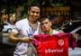 VÍDEO: colorado, morador de rua de Campinas se emociona ao ganhar camisa do Inter