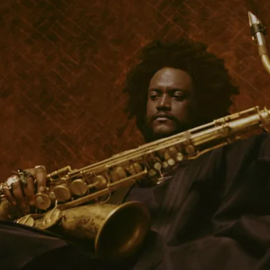 O saxofonista de jazz Kamasi Washington, que se apresentará em Porto Alegre, no Opinião.
