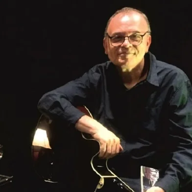 O projeto Chapéu Acústico apresenta uma rara união de talentos musicais. Os irmãos José Rogério Licks e Augusto Licks, após se projetarem em carreiras pelo Brasil e pelo mundo, executam o recital Licks Blues, na Biblioteca Pública do Estado (BPE RS), na terça-feira (8), a partir das 19h. Augusto, que reside no Rio de Janeiro, ficou famoso junto ao grande público por seus trabalhos com Nei Lisboa e com a banda Engenheiros do Hawaii. Rogério, que ensinou o irmão a tocar, desenvolveu carreira na Alemanha, onde gravou vários CDs e criou um instrumento único, o Morgumel. A entrada se dá mediante contribuição espontânea.