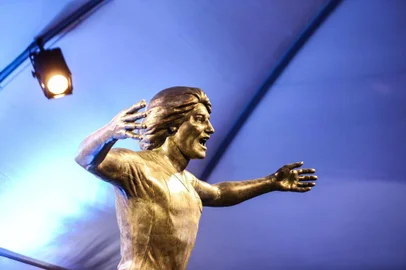 PORTO ALEGRE, RS, BRASIL - 25/03/2019 - Inauguração da estátua de Renato Portaluppi na esplanada da Arena. (OMAR FRETIAS \ AGÊNCIA RBS)