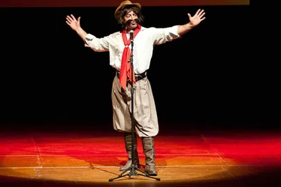  No domingo, dia 25, acontece no Teatro da Liga o Stand up Bagual do Gaudêncio, com o artista Cris Pereira, que dá forma ao personagem legítimo habitante do campo, figura típica do Rio Grande do Sul, de forma muito extrovertida. O evento começa às 20h.
